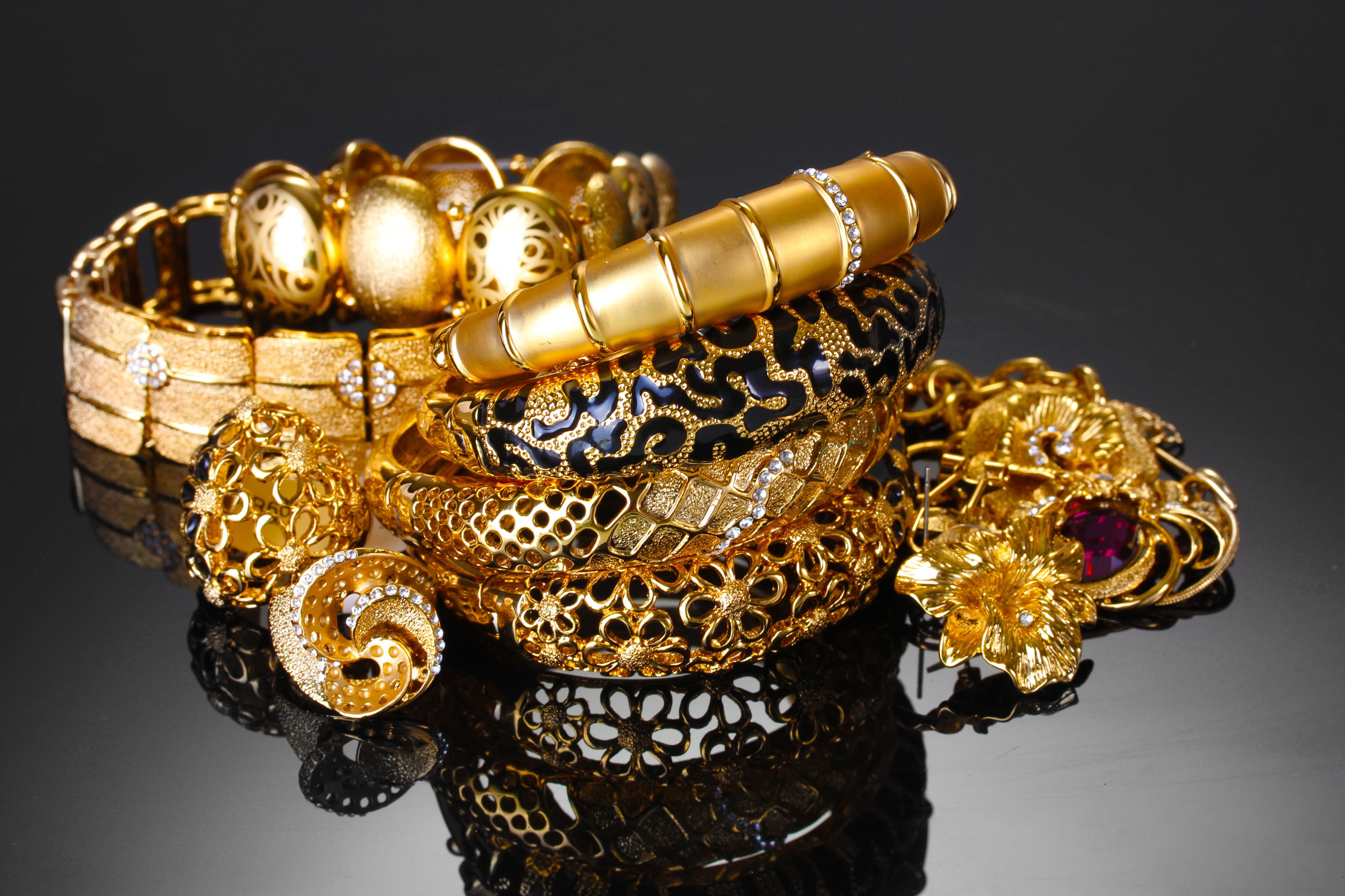 depositphotos_10922362-stock-photo-beautiful-golden-bracelets-rings-and